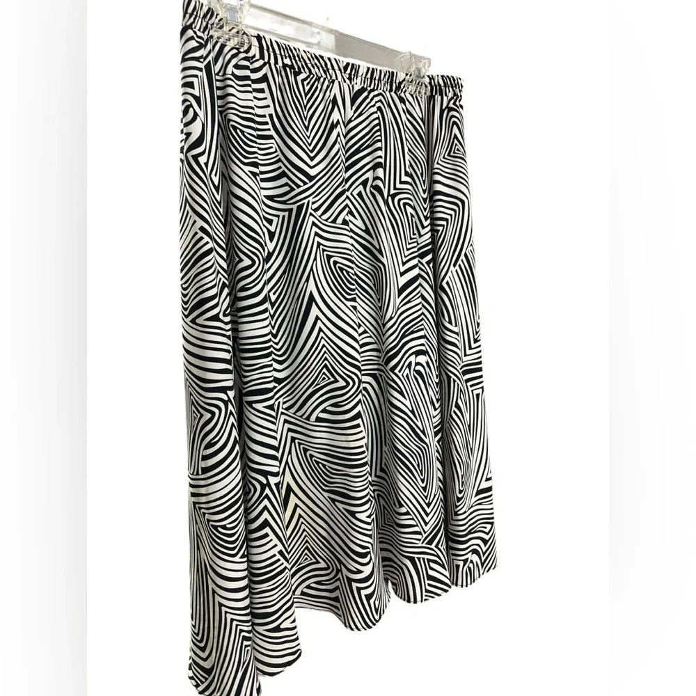 Leslie Fay Black and White Geometric Midi Skirt